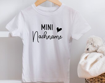 T-Shirt - mini Nachname - Geschenk zur Geburt oder Schwangerschaft - Schwangerschaft verkünden - Kinder Shirt personalisiert (Gr. 92-164)
