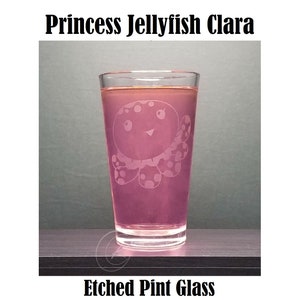 Princess Jelly Etched Pint Glass - Clara the Jellyfish - Gift for Anime/Manga Fans - Single Clear Pint Glass - Frosted Engraved Beer Cup