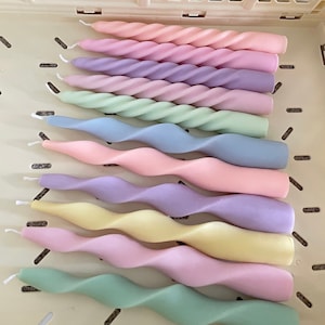 Pastellfarbene, spiralförmig gedrehte Spitzkerzen, Sojawachs-Tafelkerzen, moderne Tischdekoration für Hochzeiten