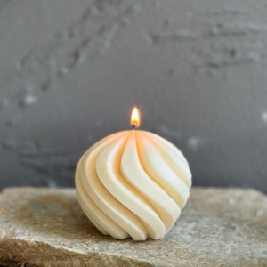 Wavy Striped Sculptural Candle(1pc), Unique Design Aesthetic Candle, Shaped Pillar Candle, Decorative Candle, Modern Geometric Candle