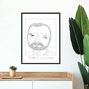 以下が含まれることがあります： 有名な映画監督テリー・ギリアムの白黒線画。絵は黒い額縁に収められ、白い壁にかけられています。