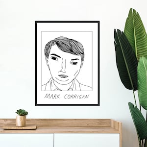 Peut inclure: Dessin au trait noir et blanc d'un visage d'homme avec le nom "Mark Corrigan" écrit sous l'image.