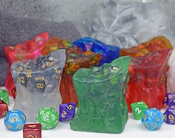 Sapone gelatinoso - Sapone a cubo di dadi! - Ispirato a D&D e ai giochi di ruolo! - Set di dadi misteriosi e miniatura gratuiti!