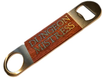 Dungeon Mistress - Apribottiglie - Include una miniatura misteriosa gratuita! - Dungeons and Dragons - Regalo per DM - Regalo per GDR