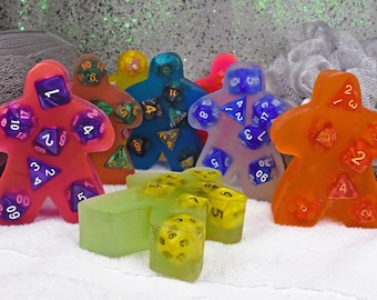Sapone Meeple - Sapone a forma di dadi! - Ispirato ai giochi da tavolo e ai giochi di ruolo! - Include la spilla Mystery Meeple!