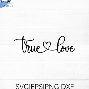 Puede incluir: Un diseño gráfico en blanco y negro con el texto "true love" en una fuente cursiva. Un pequeño corazón está incluido entre las palabras.