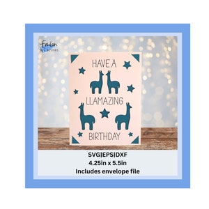 Op de afbeelding: Een roze verjaardagskaart met teal lama- en steruitsparingen. De kaart leest "Have a Llamazing Birthday". De kaart meet 10,8 cm bij 14 cm. Inclusief envelopbestand.