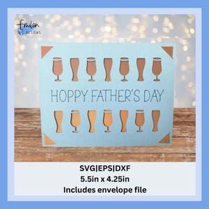 Puede incluir: Una tarjeta azul con el texto "HOPPY FATHER'S DAY" y un diseño de vasos de cerveza. La tarjeta mide 5,5 pulgadas por 4,25 pulgadas e incluye un sobre.