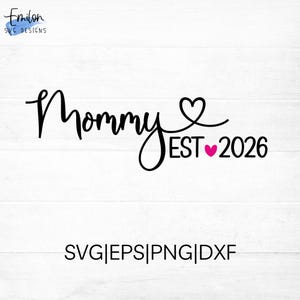 Arquivo de corte SVG "Mommy est 2026" para Cricut e Silhouette com detalhe de coração, PNG, EPS, DXF, inclui outros anos de 2012 a 2026.