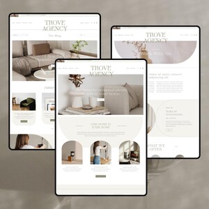 Puede incluir: Tres tabletas digitales que muestran un dise&ntilde;o de sitio web. El sitio web presenta el texto "TROVE AGENCY" y muestra elementos de dise&ntilde;o de interiores. El dise&ntilde;o incluye im&aacute;genes de muebles y objetos decorativos, con una paleta de colores neutros.