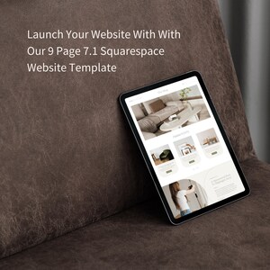 Puede incluir: Una tableta muestra una plantilla de sitio web sobre una superficie de cuero marr&oacute;n. La pantalla muestra un dise&ntilde;o de sitio web con im&aacute;genes y texto. El texto en la pantalla dice "The Rise" y "Launch Your Website With Our 9 Page 7.1 Squarespace Website Template."