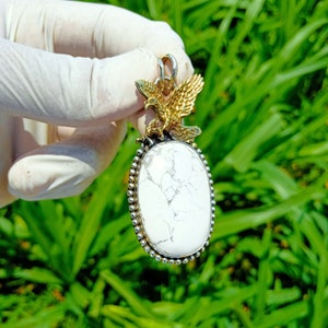 Pendentif aigle en howlite fait main : bijoux en plaqué argent sterling avec pierres précieuses