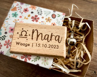 Schlüsselanhänger zur Geburt, personalisierter Anhänger aus Holz, Geburtstags-/Weihnachtsgeschenk, Geschenk für Eltern oder für Mama