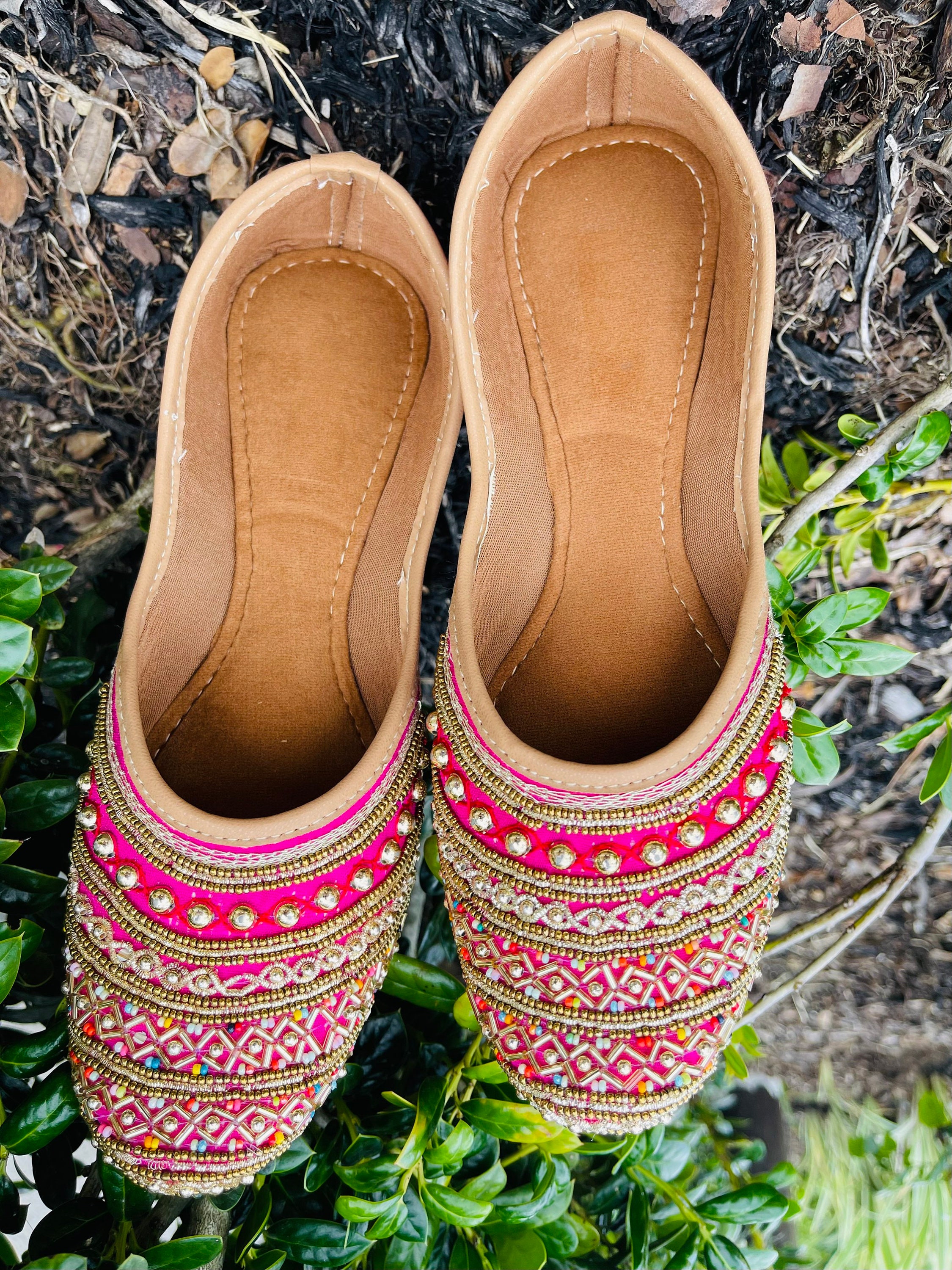 Adorable Punjabi de mujer Jutti Étnico Mojari Hecho a mano Punjabi jutti Zapatos Zapatos para mujer Zapatos sin cordones Mocasines zapatos de fiesta Diseño hecho a mano zapatos de boda Khussa para damas 