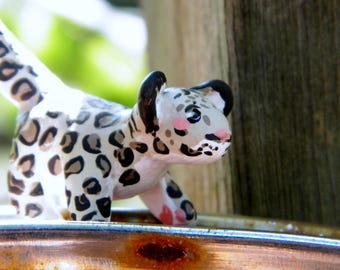 Safari Ltd Cucciolo Di Leopardo Delle Nevi – Statuetta Realistica 6,3 Cm, Giocattolo Educativo Dipinto A Mano