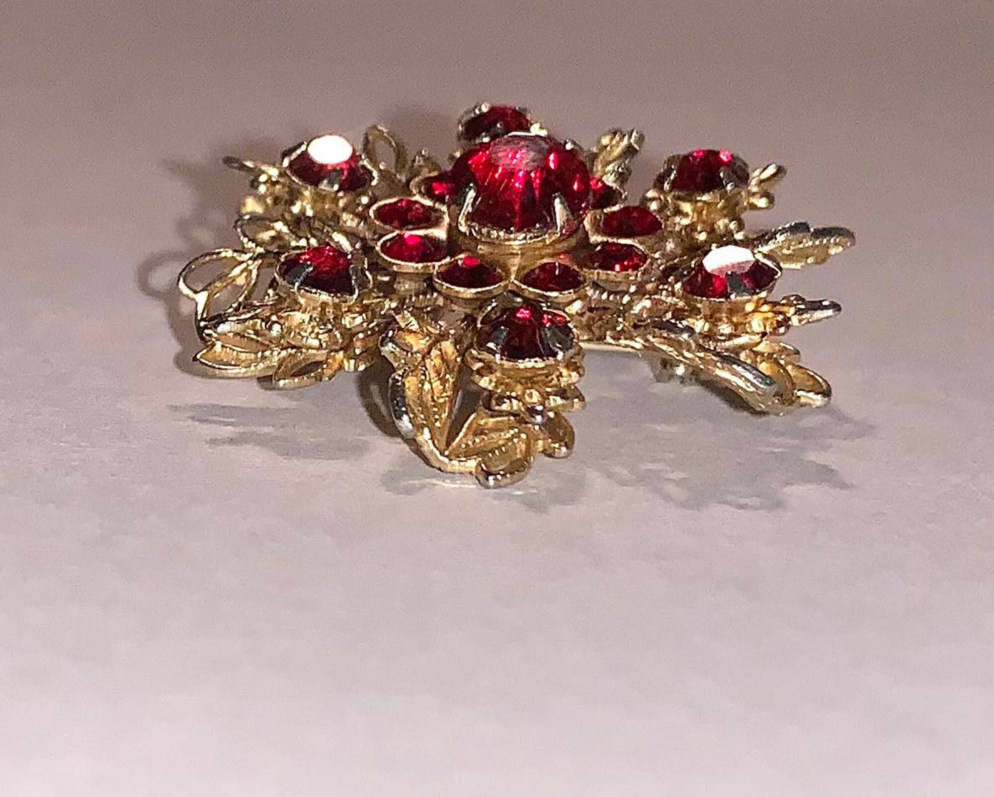 Broche Carrée Dorée Avec Strass Rouges - Bijou Vintage - Occasion