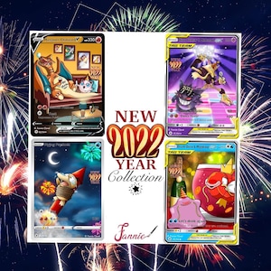 Puede incluir: Cuatro cartas de intercambio de Pokémon con ilustraciones de personajes de Pokémon celebrando la víspera de Año Nuevo. Las cartas se titulan "Hangover Charizard", "Disco Geodude & Alakazam", "Flying Psyduck" y "Drunk Ditto & Magikarp".