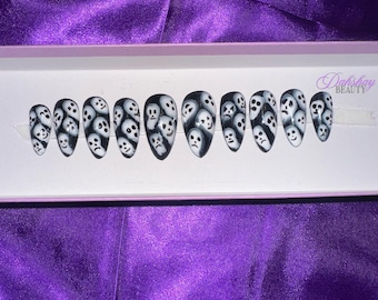 Uñas fantasma prensadas: uñas de Halloween con efecto almendrado negro y espeluznante