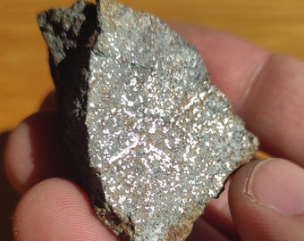 Zhob ist ein Chondrit Meteorit, der sich am 9. Januar 2020 auf der Erde filzte, in der Nähe von Zhob, Pakistan - 65 g - 5,1 x 4,5 x 4,1 cm Prox