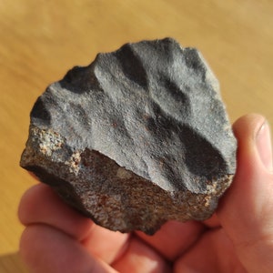Zhob is a Chondrite Meteorite that felt on earth on the 9 January 2020, near Zhob, Pakistan - 208 g - 6.5 x 6.5 x 4.0 cm aprox