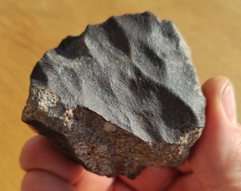 Zhob ist ein Chondrit Meteorit, der sich am 9. Januar 2020 auf der Erde filzte, in der Nähe von Zhob, Pakistan - 208 g - 6,5 x 6,5 x 4,0 cm Schürze