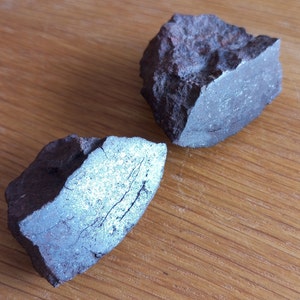 Meteorite tagliato in due - Probabile condrite L6 del deserto di Atacama - Cile