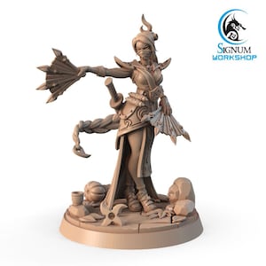 Puede incluir: Una figura miniatura pintada de marrón de una guerrera femenina que lleva un atuendo tradicional japonés con un abanico y una espada. La figura está de pie sobre una base circular con una superficie texturizada.
