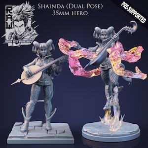 以下が含まれることがあります： リュートを弾く女性バードの35mmミニチュアフィギュア。フィギュアは2つの異なるポーズで表現されており、1つはピンクとイエローの流れるようなスカーフを付けて、もう1つは付けていません。フィギュアはグレーのプラスチックで印刷されており、3Dプリント用に事前にサポートされています。