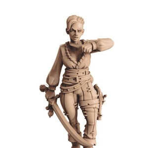 Puede incluir: Una figura en miniatura de plástico marrón de un personaje femenino con el pelo corto rubio, que lleva una camisa, pantalones y botas marrones, sosteniendo una espada en su mano derecha. Está de pie sobre una base redonda con un tronco y otros detalles.