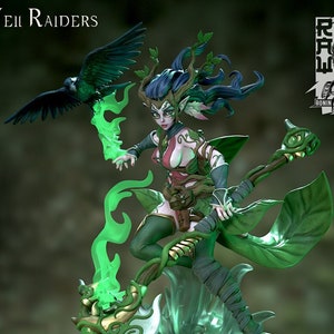 Puede incluir: Una miniatura impresa en 3D de una druida femenina, Shamilla, de pie sobre una base rocosa con vegetación verde. Ella sostiene un bastón con una cabeza de hacha verde y tiene llamas verdes a su alrededor. La miniatura mide 35 mm y 54 mm y forma parte de la colección Veil Raiders.