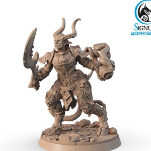 Puede incluir: Una figura miniatura detallada de una figura cornuda y acorazada que sostiene una espada y una nube de energía arremolinada. La figura está pintada en un color marrón claro y se encuentra sobre una base circular.