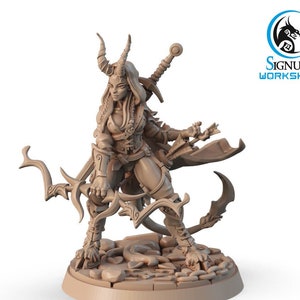 Puede incluir: Una figura en miniatura detallada de una guerrera con cuernos, sosteniendo un arco y una flecha, y una espada. Lleva una armadura de cuero y tiene una expresión decidida en su rostro.