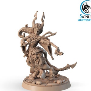 以下が含まれることがあります： 小さな翼のある生き物を乗りながらバイオリンを弾く女性のエルフのミニチュアフィギュア。フィギュアは薄い茶色に塗られており、ダイナミックなアクションポーズをとっている。