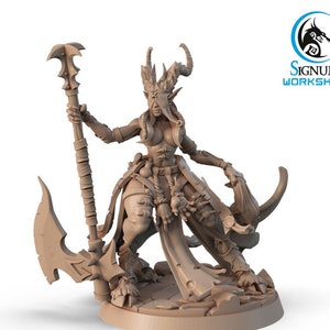 Puede incluir: Una figura en miniatura detallada de una guerrera con cuernos, sosteniendo un hacha grande y un bastón. La figura está pintada en color marrón claro y está de pie sobre una base circular.