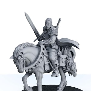 Puede incluir: Una miniatura de plástico gris de un caballero montando un caballo. El caballero sostiene una espada y lleva armadura. El caballo tiene una silla de montar y una brida. La miniatura está sobre una base negra.
