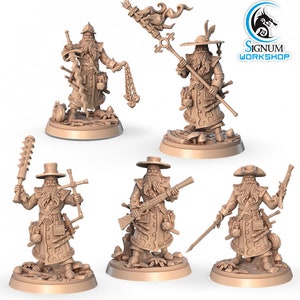 Puede incluir: Colección de figuras en miniatura beige de un hombre barbudo en varias poses. Cada figura viste un abrigo largo y sombrero, sosteniendo diferentes armas y accesorios, incluyendo una espada, un báculo y una maza. El logotipo de Signum Workshop es visible.