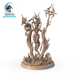 Puede incluir: Una figura miniatura detallada de una figura femenina con cuernos, sosteniendo un bastón y un pequeño dragón. La figura está de pie sobre una base con llamas y detalles intrincados. La figura está hecha de un material marrón claro.