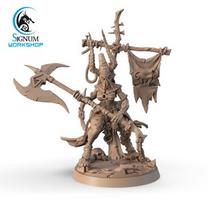 Puede incluir: Una figura en miniatura detallada de una guerrera con cuernos, una máscara y un hacha grande. Lleva un taparrabos y tiene una bandera desgarrada detrás de ella. La figura está pintada en un color marrón claro.