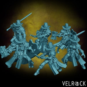 Op de afbeelding: Vijf miniatuurfiguren van mensen die blauwe en witte harnassen en hoeden dragen. Elke figuur houdt een ander wapen vast, waaronder een zwaard, een hamer, een kruisboog en een schild.