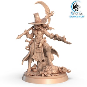 Puede incluir: Una figura miniatura detallada de un personaje femenino con un sombrero de ala ancha, sosteniendo una guadaña y una pistola. Está de pie sobre un tocón de árbol con un monstruo derrotado a sus pies. La figura está pintada en un color marrón claro.