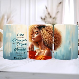 Könnte beinhalten: Eine weiße Keramiktasse mit einem blauen und weißen Aquarellhintergrund. Die Tasse zeigt eine Frau mit lockigem blonden Haar und ein Zitat aus Sprichwörter 31:25: "Sie ist bekleidet mit Stärke und Würde, und sie lacht ohne Angst vor der Zukunft."