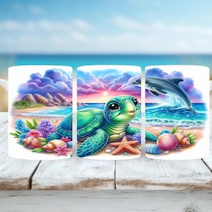 Può includere: Tre tazze in ceramica bianca con un design a tema spiaggia. Le tazze presentano una tartaruga marina verde, un delfino che salta fuori dall'acqua e conchiglie su una spiaggia sabbiosa. Lo sfondo è un tramonto colorato con nuvole.