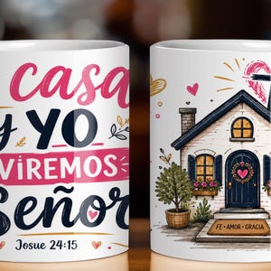 Op de afbeelding: Witte keramische mok met een wikkelontwerp. Eén kant toont de tekst "MI casa y YO serviremos Señor" in roze en zwart, met hart- en bloemaccenten. De andere kant toont een huis met een kruis, harten en de woorden "FE - AMOR - GRACIA".
