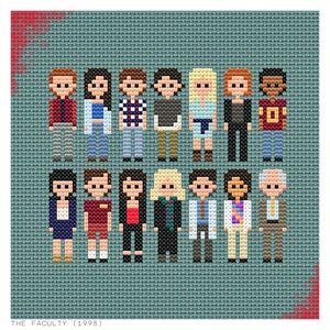 Puede incluir: Patrón de punto de cruz con los personajes de la película de terror de 1998 "The Faculty". Los personajes están representados en un estilo pixelado, con cada personaje de pie en una fila. Los personajes llevan todos atuendos diferentes, y algunos sostienen objetos, como un libro o un bate de béisbol. El fondo es de color azul claro.