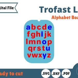 Könnte beinhalten: Ein blaues und weißes Alphabet-Brett für einen Trofast-Deckel. Die Buchstaben sind in Rot und Blau. Die Buchstaben sind in alphabetischer Reihenfolge angeordnet. Der Text "Trofast Lid Alphabet Board" befindet sich oben im Bild.