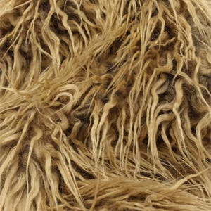 Può includere: Primo piano di un tessuto strutturato e ispido, nei toni del beige e del marrone. Il materiale presenta lunghe ciocche ondulate che creano un aspetto denso simile alla pelliccia. Le fibre variano in lunghezza e direzione.