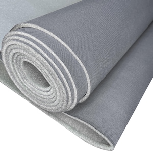 Pode incluir: Tapete de espuma cinza enrolado com bordas brancas. O tapete é feito de um material texturizado e parece novo. As bordas são cuidadosamente acabadas e o rolo está bem enrolado. Adequado para vários usos.