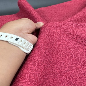Lámina de cuero sintético con textura floral y encaje de guipur con relieve, reverso de doble costura: manualidades, pendientes de cuero, lazos, costura hecha a mano