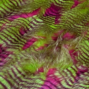 Op de afbeelding: Groen en roze nep bont met een gestreept patroon. De stof heeft een zachte, pluche textuur.