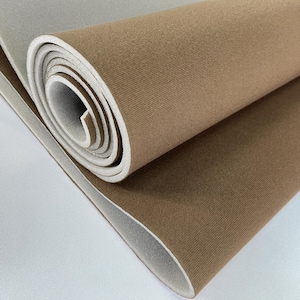 Puede incluir: Una taza de cerámica blanca con un asa negra y el texto "But First, Coffee" en negrita negra. La taza está sobre una superficie de madera. La taza mide aproximadamente 10 cm de alto.